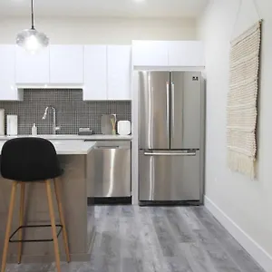 Apartment Executive Bsmt Suite, King Bed, 5 Min To Dt & Whyte Ave, Sleeps 6!, Edmonton