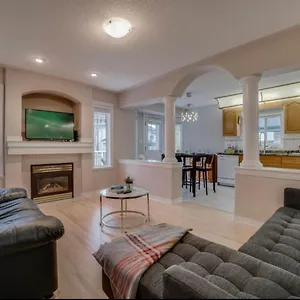 Apartment Big Family W/ Deck, Ping Pong, Bbq & Garage, Edmonton